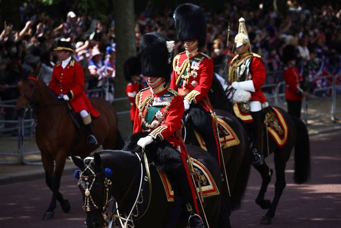 Princ Charles (v popředí) se svým synem princem Williamem na třídě The Mall, která vede k Buckinghamskému paláci.