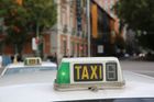 Španělsko baví taxikář v sukni, oblékl si ji na protest proti zákazu nošení kraťasů