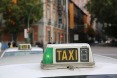 Španělsko baví taxikář v sukni, oblékl si ji na protest proti zákazu nošení kraťasů
