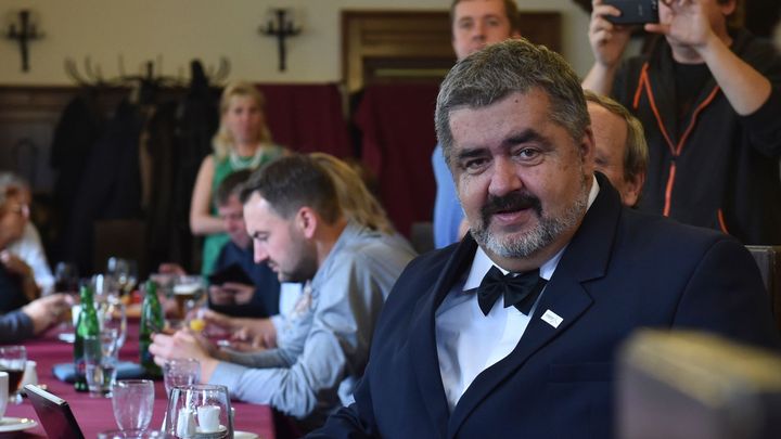 Šli proti svým, teď otočili. Vládní senátoři stáhli ústavní stížnost na valorizaci