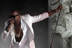 Kanye West nutil postiženého fanouška, aby vstal z křesla