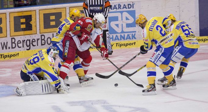 Hokejisté Zlína Luboš Hořčička, Petr Zámorský, Radim Tesařík a Marek Melenovský (zleva) v prvním kole Tipsport extraligy 2012/13 se Slavií Praha.