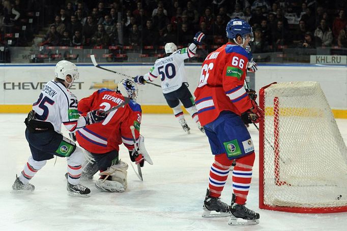 Hokejisté Lva Praha brankář Jakub Štěpánek a Juraj Mikuš po inkasovaném gólu proti Alexejovi Kopejkinovi a Maximovi Krivonožkinovi v utkání KHL 12/13 proti Novosibirsku.