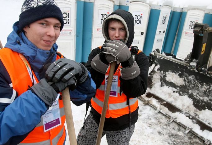 Dobrovolníci na šampionátu. Většinou studenti, důchodci nebo lyžařští fandové.