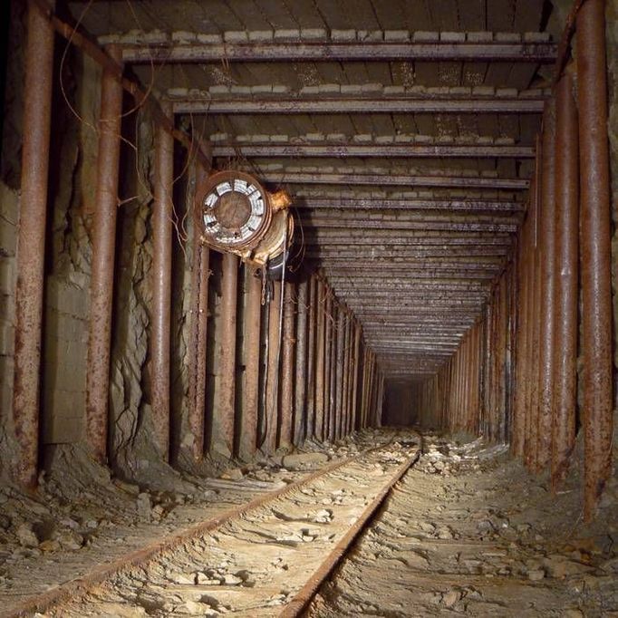 Na přelomu 70. a 80. let byla v Brně velmi aktuální otázka budování tzv. rychlé tramvaje, která by přispěla ke zkvalitnění a zrychlení hromadné dopravy ve městě. Odlehčení dopravní situace na Pekařské ulici mělo zajistit vybudování tunelu pod špilberským kopcem. Ke konci 70. let byla proto v místě plánované trasy tunelu vybudována průzkumná štola, která měla prozkoumat geologické vlastnosti skalního masivu. Projekt rychlé tramvaje však nebyl v plném rozsahu realizován a štola pod Špilberkem zůstala nedokončená (měla ústit v místě křížení Joštovy a Marešovy ulice). (Autor: Adam Nehudek)