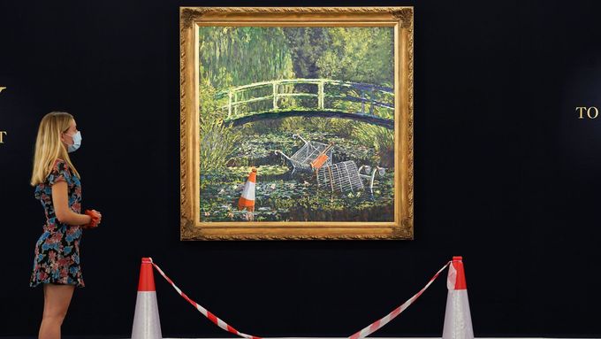 Banksyho obraz Show me the Monet (Ukaž mi Moneta) ve známé londýnské aukční síni Sotheby's