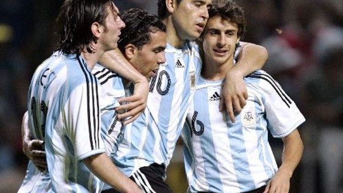 Argentinci (zleva) Lionel Messi, Carlos Tevez, Juan Roman Riquelme a Pablo Aimar se radují z gólu do sítě Peru ve čtvrtfinále Copy Américy.
