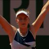 Barbora Krejčíková vítězí ve čtvrtfinále French Open nad Cori Gauffovou.