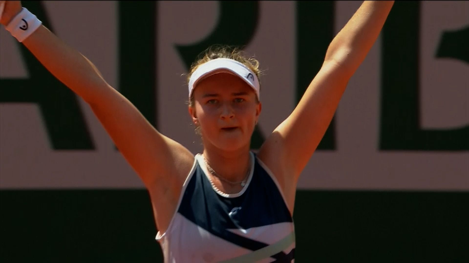 Barbora Krejčíková vítězí ve čtvrtfinále French Open nad Cori Gauffovou.