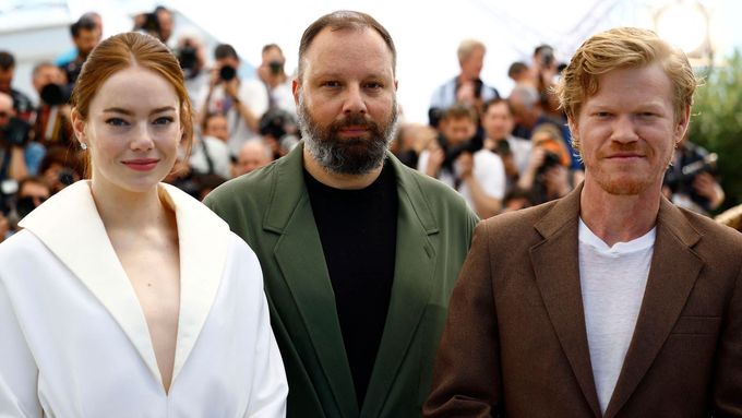 Na snímku z představení filmu Milé laskavosti na festivalu v Cannes jsou herečka Emma Stone, režisér Yorgos Lanthimos a herec Jesse Plemons.
