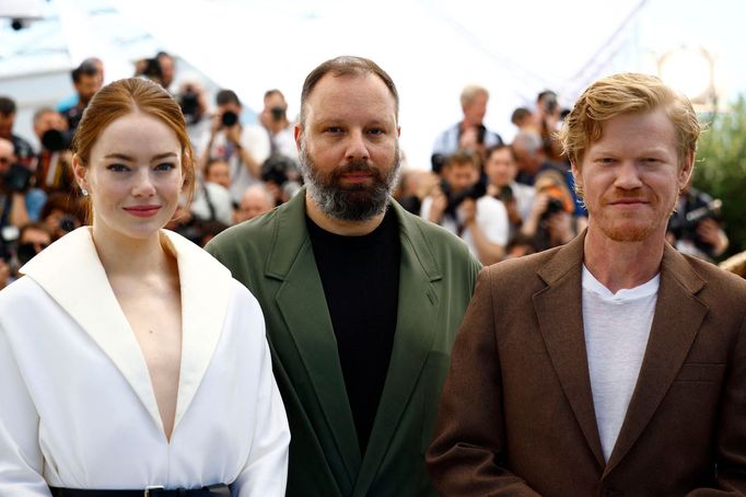 Herečka Emma Stone, režisér Yorgos Lanthimos a herec Jesse Plemons.