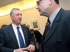 Premiér Mirek Topolánek při rozhovoru s ministrem financí Miroslavem Kalouskem v kuloárech Sněmovny.