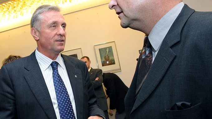 Premiér Mirek Topolánek při rozhovoru s ministrem financí Miroslavem Kalouskem v kuloárech Sněmovny.