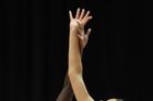 Mistrovství světa v basketbale žen, osmifinále USA - Austrálie, 29. září v Ostravě. Zleva Tina Charlesová z USA a Elizabeth Cambageová z Austrálie.