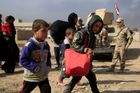Děti ve frontě na vodu jsou v Mosulu terčem odstřelovačů. Hrozí, že mnoho lidí zemře hlady