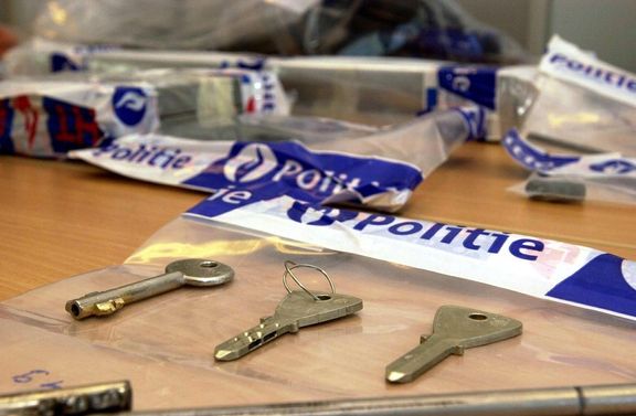 Zajištěné klíče užité při loupeži. Policejní fotografie získaných důkazů z loupeže diamantů v Antverpách v roce 2003.