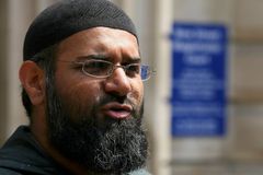 V Británii usvědčili radikálního duchovního z podpory terorismu. Hrozí mu až deset let vězení