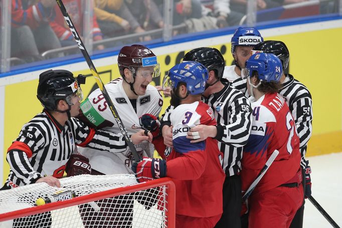 Oskars Batna a Radko Gudas v zápase Česko - Lotyšsko na MS 2019