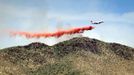 A DC-10 air tanker drops retardant on the "257 Fire" near Superior, Arizona, in this United States Forest Service handout photo released on June 14, 2012. REUTERS/USFS/Inciweb/Handout (UNITED STATES - Tags: TRANSPORT DISASTER ENVIRONMENT) FOR EDITORIAL USE ONLY. NOT FOR SALE FOR MARKETING OR ADVERTISING CAMPAIGNS Published: Čer. 15, 2012, 2:03 dop.