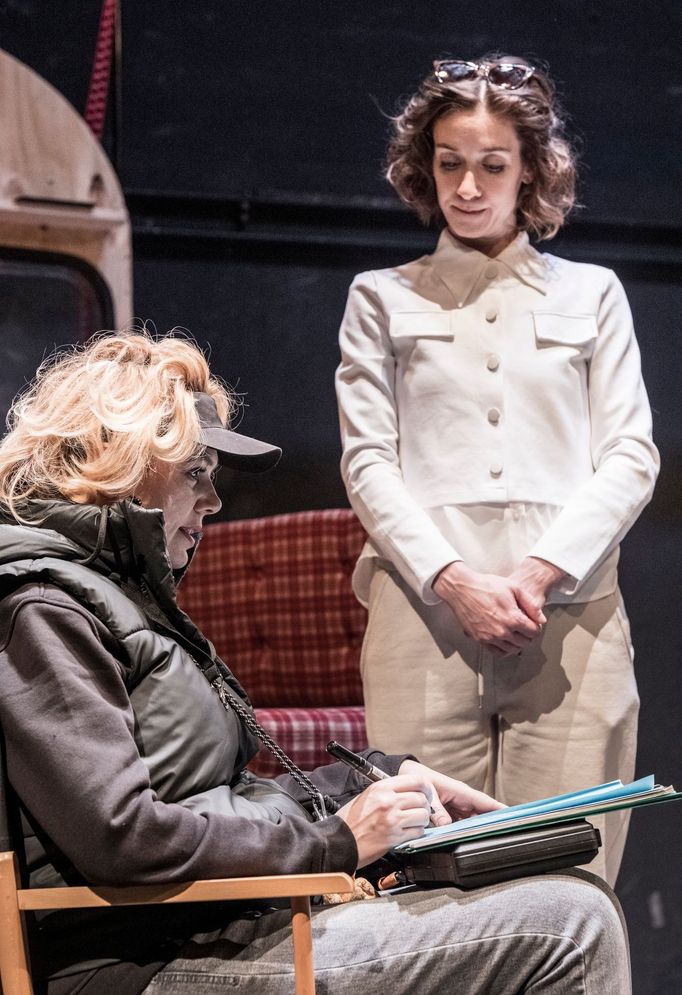 Marta Dancingerová jako Heda a Lucie Žáčková v roli Berty.