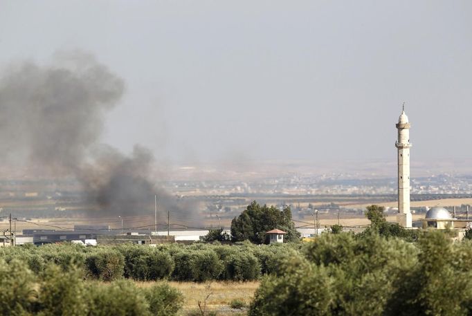 Smoke rises from Azaz vilage north of Aleppo, Syria, as seen from the Turkish-Syrian border in Oncupinar in Kilis province July 2, 2012. REUTERS/Osman Orsal (TURKEY - Tags: POLITICS CIVIL UNREST) Published: Čec. 2, 2012, 3:21 odp.