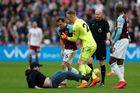 Chaos v Anglii. Naštvaní fanoušci West Hamu vtrhli na hřiště a chtěli napadnout hráče