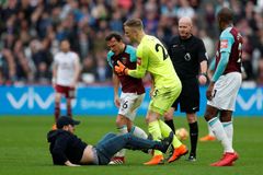 Chaos v Anglii. Naštvaní fanoušci West Hamu vtrhli na hřiště a chtěli napadnout hráče