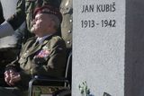 Odhalení busty Jana Kubiše se zúčastnil i poslední žijící západní parašutista Jaroslav Klemeš