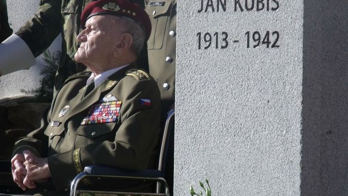Odhalení busty Jana Kubiše se zúčastnil i poslední žijící západní parašutista Jaroslav Klemeš.