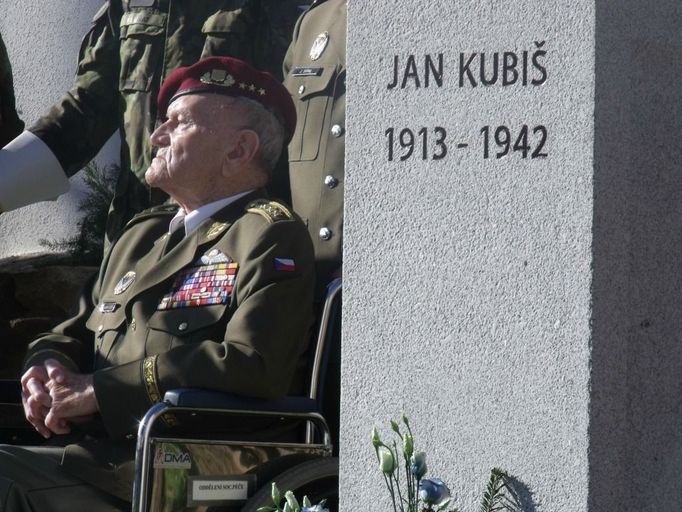 Odhalení busty Jana Kubiše se zúčastnil i poslední žijící západní parašutista Jaroslav Klemeš