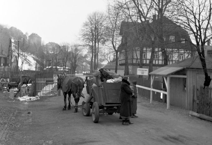 Němci opouští území ČSR na přechodu mezi Breitenbachem (Potůčky) a Johanngeorgen-Stadt. Listopad 1945.