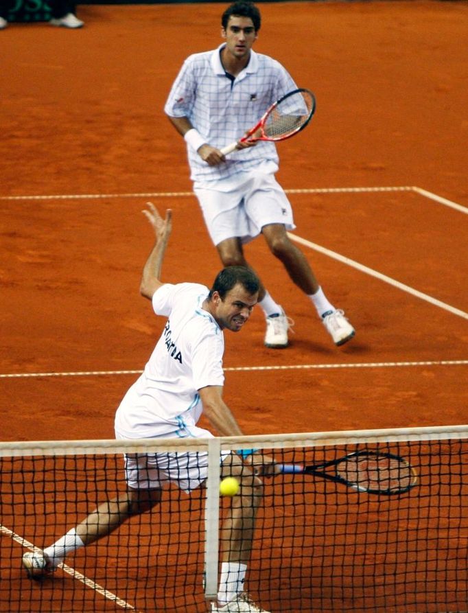 Lovro Zovko (v popředí) a Marin Čilič na kurtu.