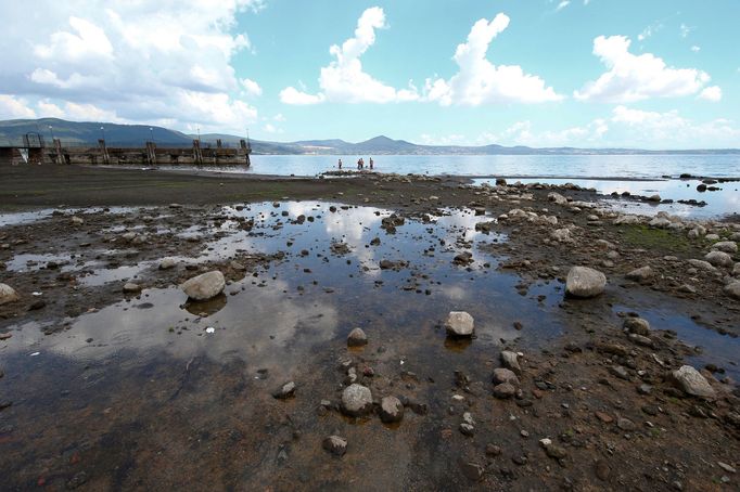 Vysychající jezero Bracciano.