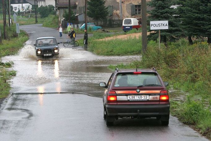 V obci Poustka vytvořila řeka Smědá auto-moto-revue.