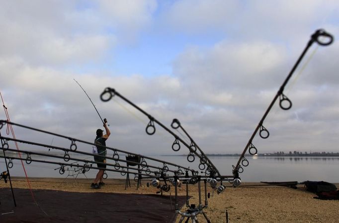 Loutjie Louwies of South Africa casts his fishing line during the 14th Carpfishing World Championship in Corbu village, 310 km (192 miles) east of Bucharest, September 29, 2012. REUTERS/Radu Sigheti (ROMANIA - Tags: SOCIETY) Published: Zář. 29, 2012, 4:29 odp.