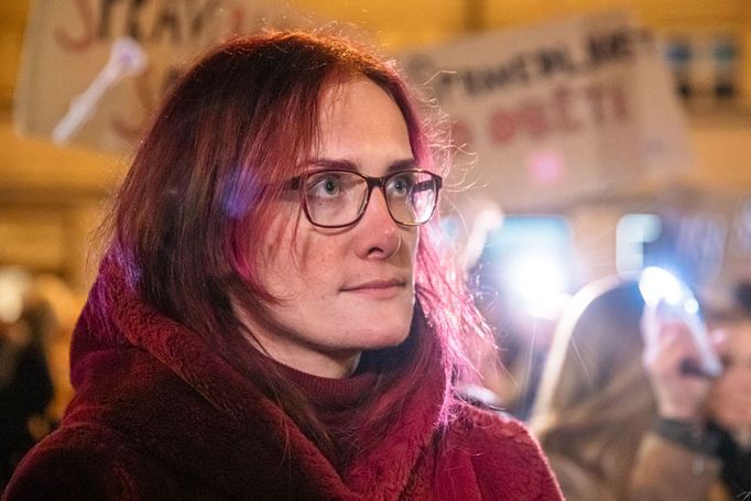 Demonstrace za spravedlnost pro oběti sexuálního násilí před Ministerstvem spravedlnosti.