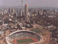Johannesburgský stadión s panoramatem města.