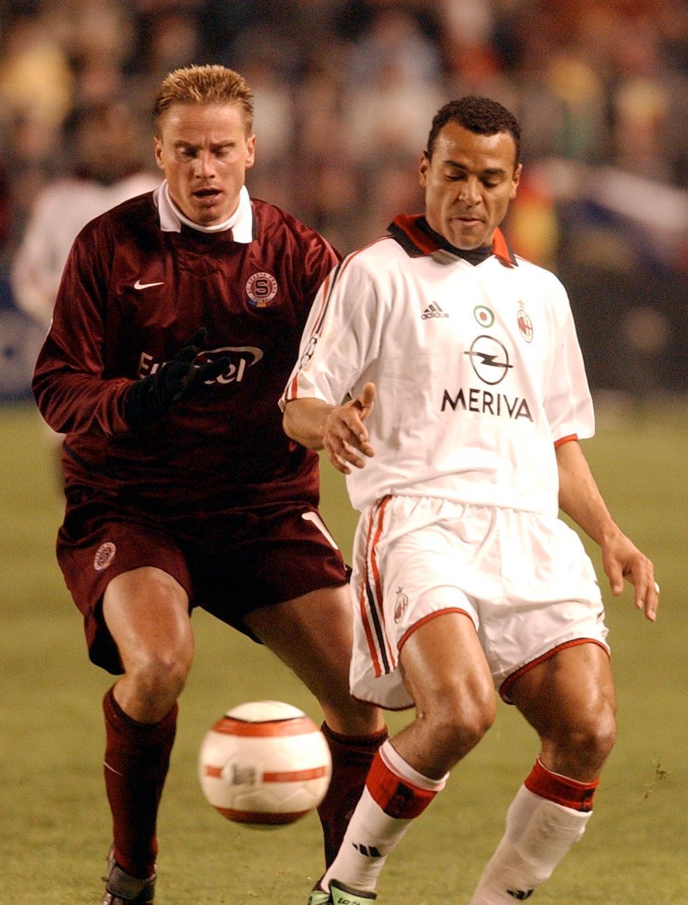 Rastislav Michalík ze Sparty Praha (vlevo) a Marcos Cafú z italského týmu AC Milán v úvodním utkání osmifinále Ligy mistrů
