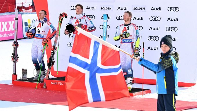 Jeden z mnoha úspěchů norského sportu: říjnový závod SP v alpském lyžování v Söldenu měl ryze norské obsazení stupňů vítězů (zleva Henrik Kristoffersen, Aleksander Steen Olsen a Atle Lie Mcgrath)