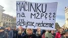 Demonstrace proti Petru Macinkovi jako možnému ministru životního prostředí na Hradčanském náměstí.
