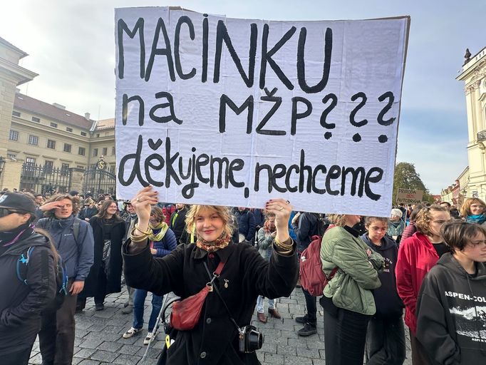 Demonstrace proti Petru Macinkovi jako možnému ministru životního prostředí na Hradčanském náměstí.