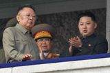 10. 10. - Odcházející severokorejský vůdce Kim Čong-il a jeho nástupce a syn v jedné osobě - Kim Čong-un. Výměnu generací symbolicky stvrdila vojenská přehlídka v centru Pchjongjangu. Fotogalerii z monstrózní přehlídky si můžete prohlédnout - zde