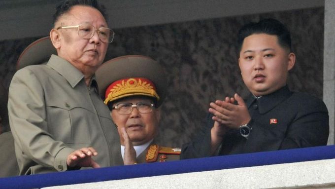 Drahý vůdce a velký následovník. Kim Čong-il a Kim Čong-un na archivním snímku.