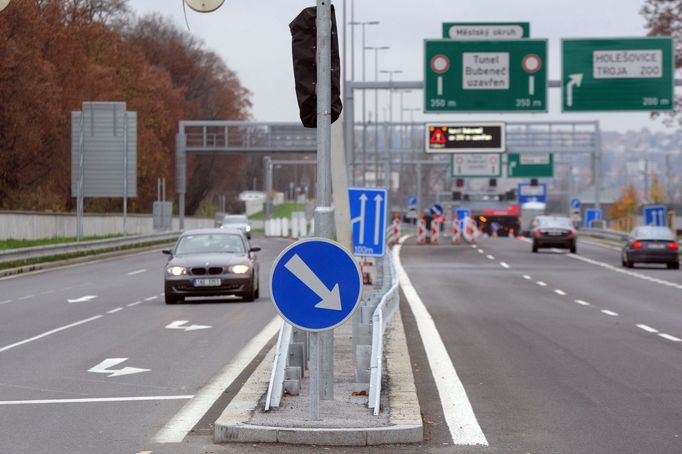 Odbočení do ulice V Holešovičkách
Rampa s jedním pruhem bude mít na svědomí vznik kolon směrem k tunelu.