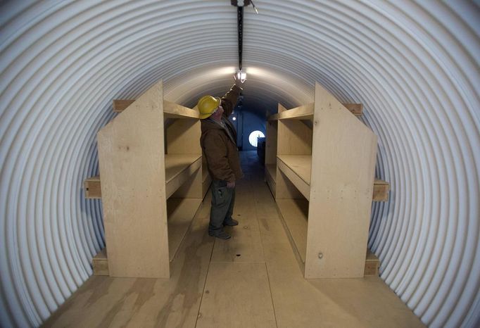 Paul Seyfried works in a bunker he is constructing for a client at Utah Shelter Systems in North Salt Lake, Utah, December 12, 2012. The price of the shelters range from $51,800 to $64,900. While most "preppers" discount the Mayan calendar prophecy, many are preparing to be self-sufficient for threats like nuclear war, natural disaster, famine and economic collapse. Picture taken December 12, 2012. REUTERS/Jim Urquhart (UNITED STATES - Tags: SOCIETY BUSINESS CONSTRUCTION) Published: Pro. 18, 2012, 5:24 odp.