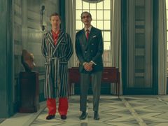 Na snímku z Podivuhodného příběhu Henryho Sugara jsou Benedict Cumberbatch jako Henry Sugar a Dev Patel v roli Johna Winstona.