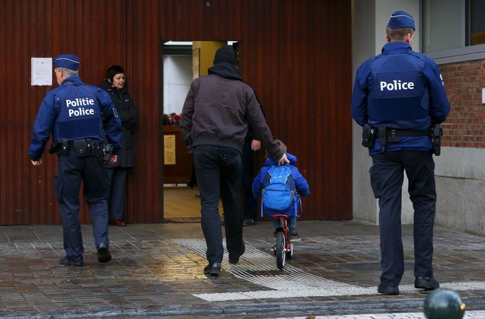 Belgičtí policisté hlídkují u škol, které byly po dvou dnech znovu otevřené.