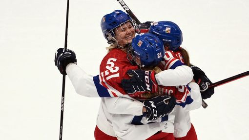 České hokejistky slaví branku Terezy Vanišové v zápase se Švédskem.