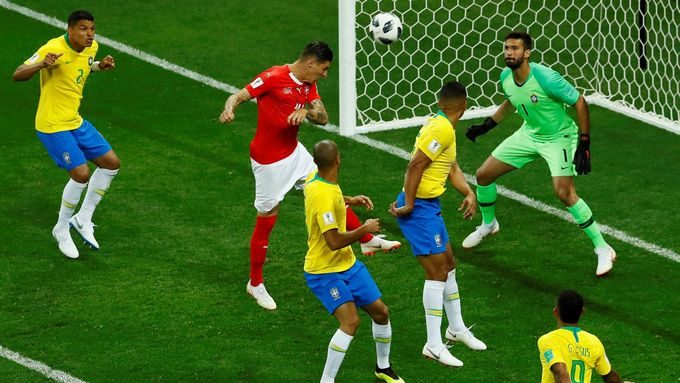 Švýcar Steven Zuber dává gól v zápase Brazílie - Švýcarsko na MS 2018