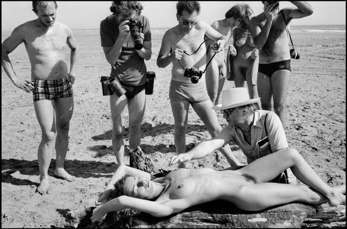 Každoroční fotografický festival v Arles. Francouzský fotograf Lucien CLERGUE během workshopu aktů na pláži Beauduc u Salins de Giraud. Čtvrtek 16. července 1981.